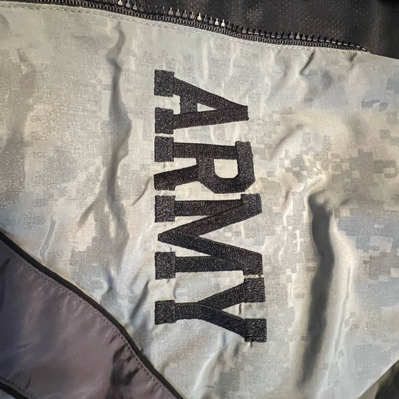 Army light weight rain coat. - Picture 4 of 5
